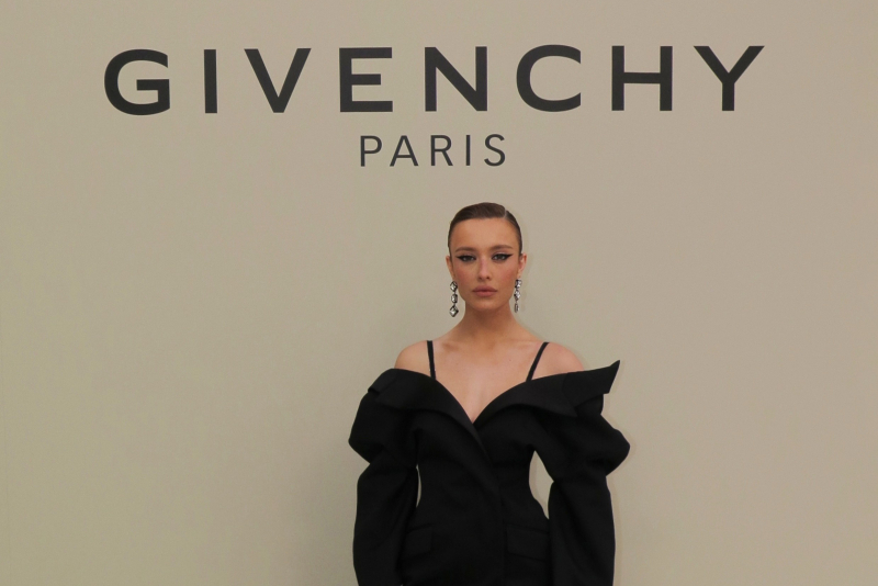 Maria Braz aposta em alfaiataria para desfile da Givenchy em Paris