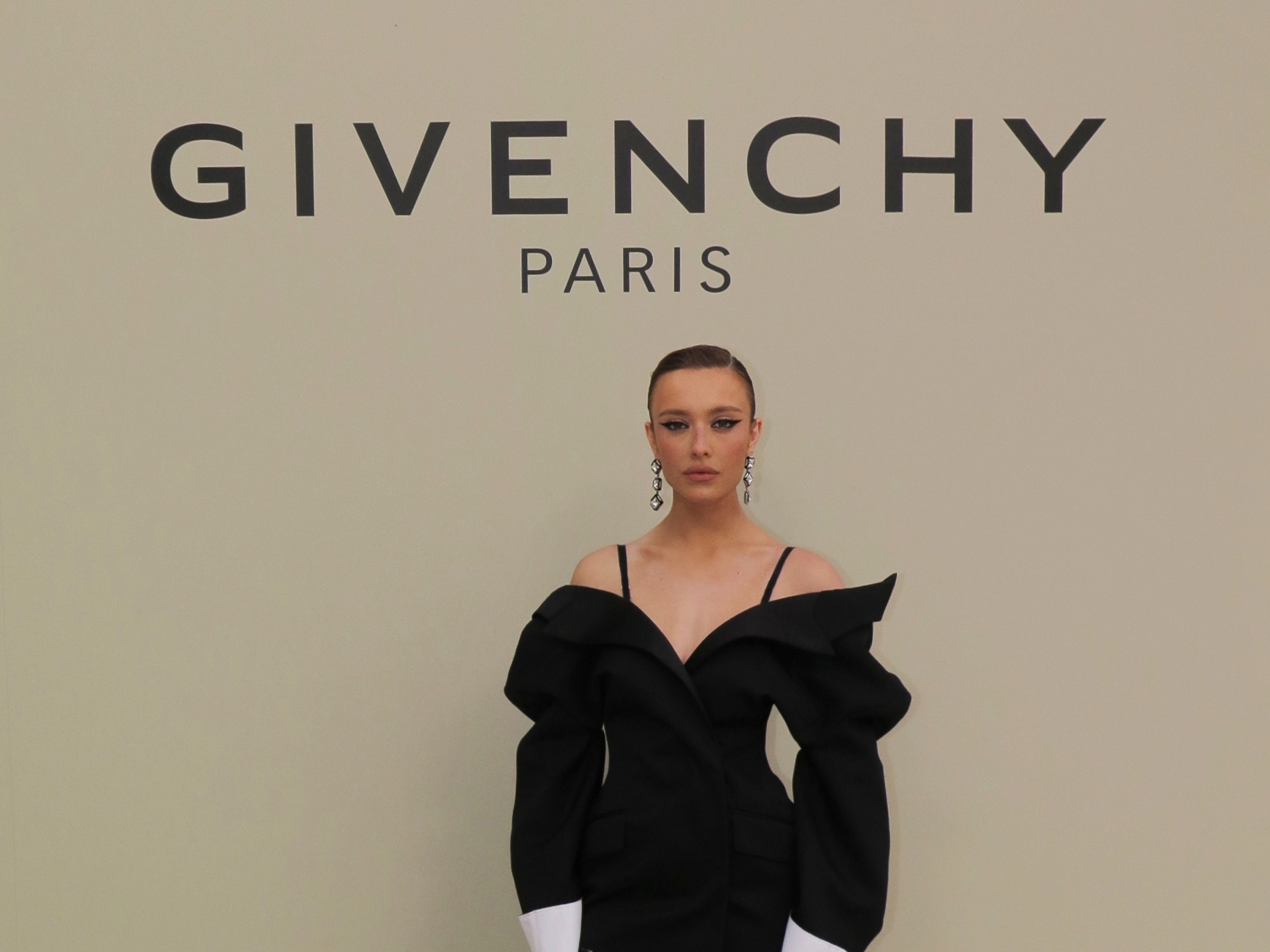 Maria Braz aposta em alfaiataria para desfile da Givenchy em Paris
