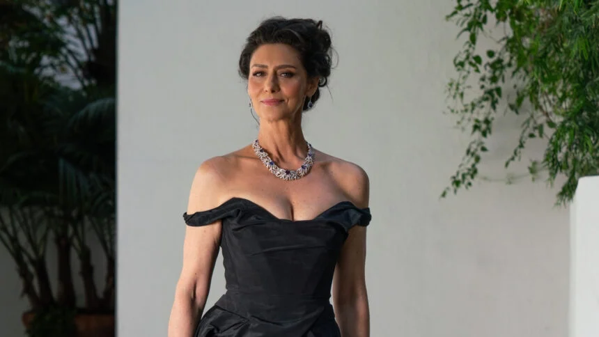 Maria Fernanda Cândido faz história ao usar joias Tiffany no Oscar 2026