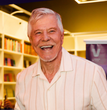 Miguel Falabella lança livro com clássicos do teatro e reúne convidados em noite de autógrafos