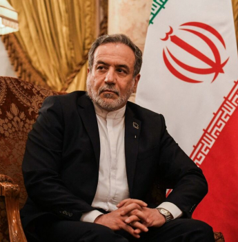 Irã promete cessar ataques e garantir navegação em Ormuz por duas semanas