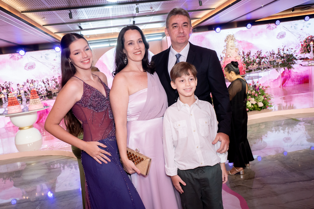 Mirela, Carolina, E Lucas Aires, E Mizael Fernandes