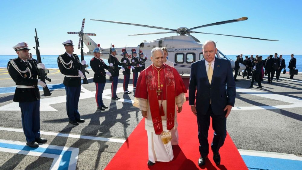 Papa Leão XIV chega a Mônaco para segunda viagem apostólica e reforça papel diplomático de microestados
