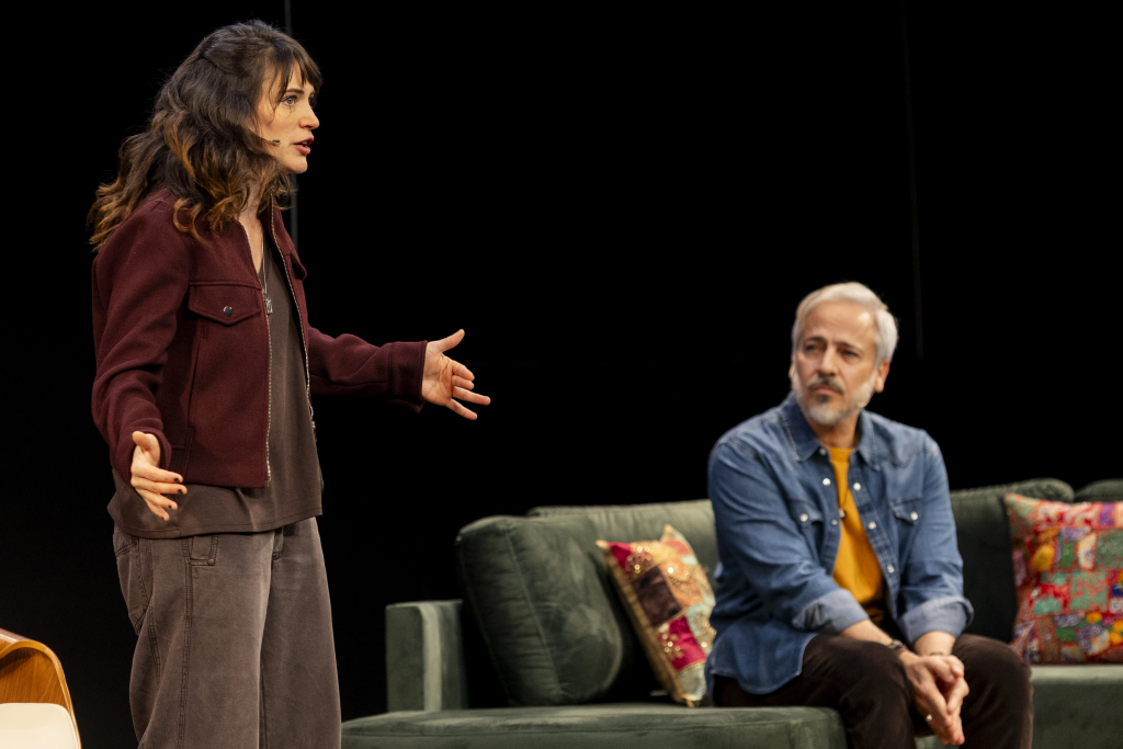 Bianca Bin e Edson Fieschi em cena na peça “JOB”. Crédito: Annelize Tozetto/Divulgação 