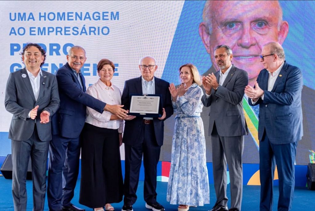 Pedro Grendene Bartelle recebe homenagem na inauguração da Escola SESI em Horizonte - Fotos: Sesi/Reprodução