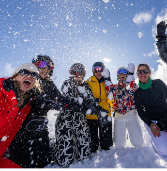 Brasileiras criam semana de ski exclusiva para mulheres nos Alpes franceses com experiências de bem-estar e networking