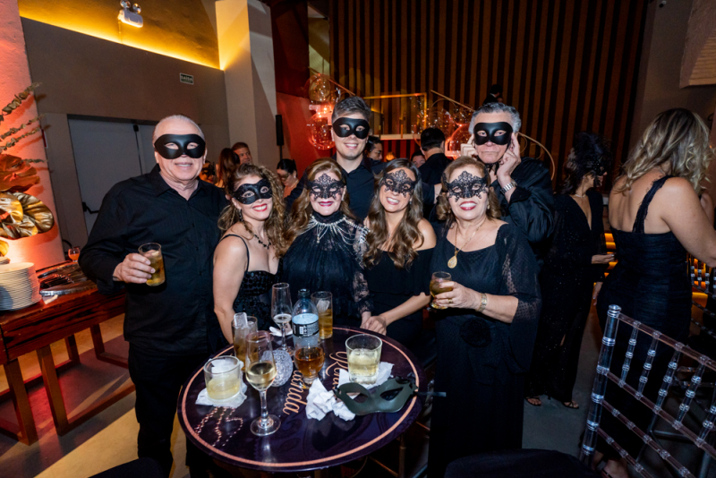Elegant Party - Uma noite de máscaras para celebrar os 50 anos de Renata Holanda