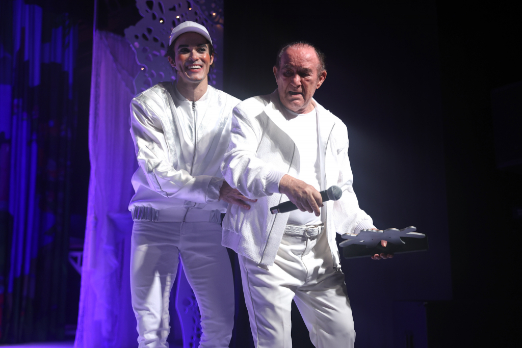 Renato Aragão Emocionado Ao Final Da Estreia Com Rafael Aragão 02