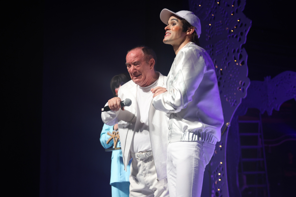 Renato Aragão Emocionado Ao Final Da Estreia Com Rafael Aragão 17