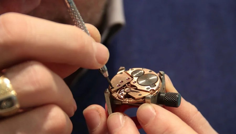 Mais seletivo que Harvard: programa da Rolex forma relojoeiros de elite