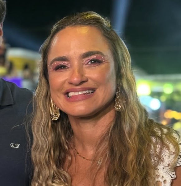 Prefeita de Aracati, Roberta de Bismarck, relata situação em Dubai após fechamento do espaço aéreo