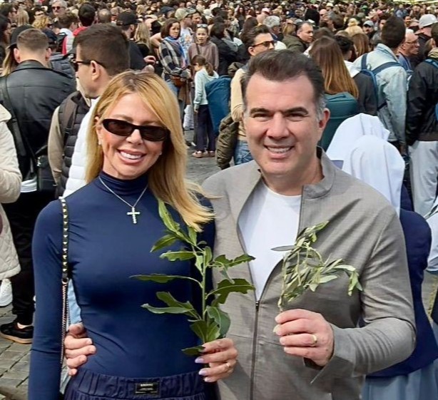 Patricia e Danilo Dias celebram bodas de prata em missa do Papa Leão XIV no Vaticano