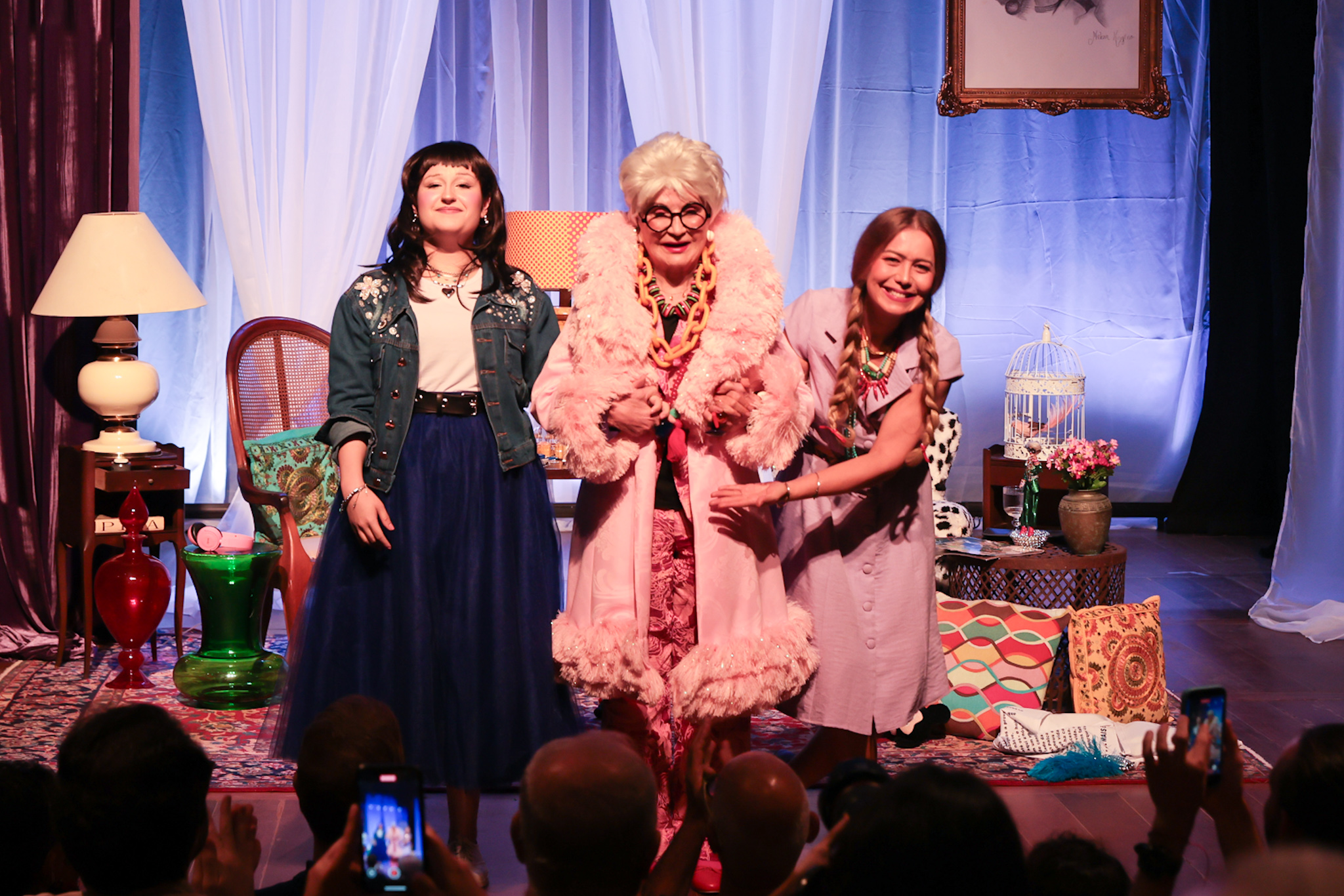 Rosamaria Murtinho estreia espetáculo “Uma Vida em Cores” no Rio de Janeiro com presença de famosos