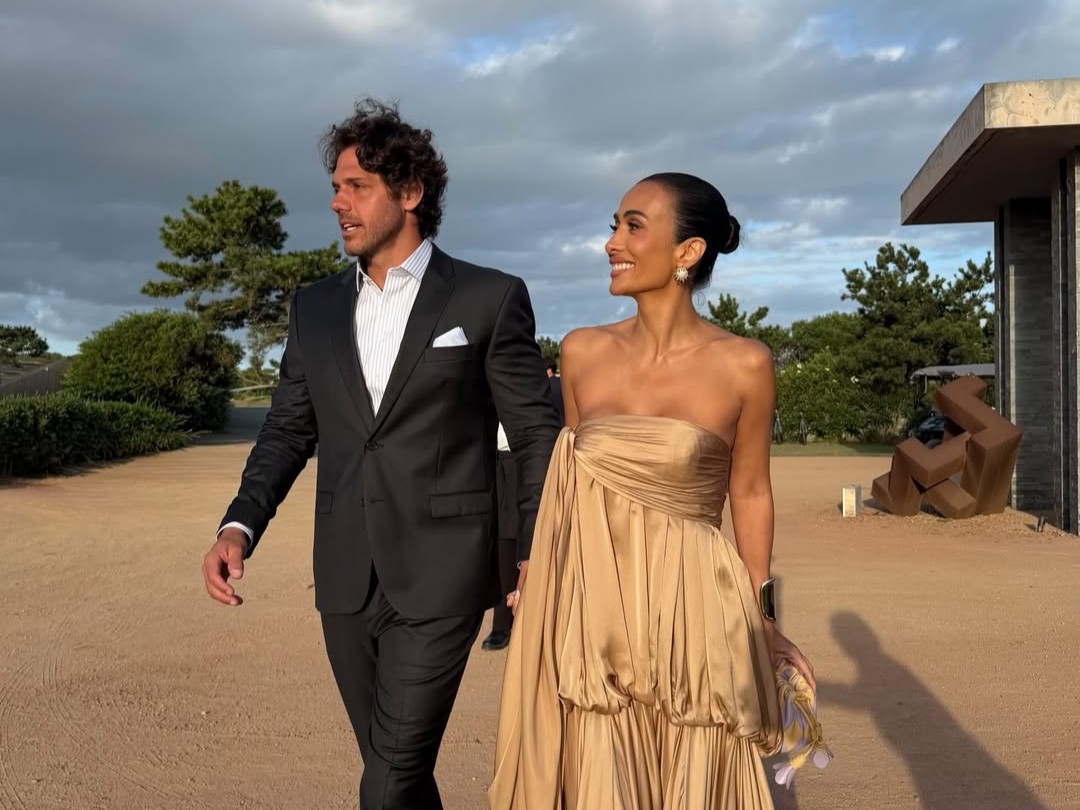 Silvia Braz prestigia casamento do cunhado em Punta del Este ao lado de Rômolo Holsback