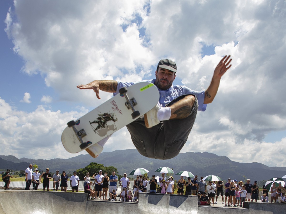 Octacampeão, Pedro Barros acompanha de perto novo skate park. Fotos: Gustavo Garreti/Divulgação