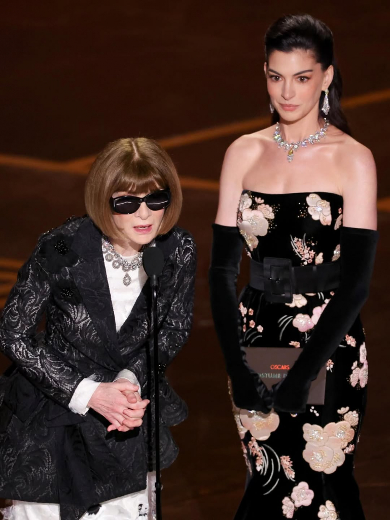 Surprise! #annawintour Et @annehathaway Réunies Sur La Scène Des #oscars Pour Remettre Le Prix D (1)