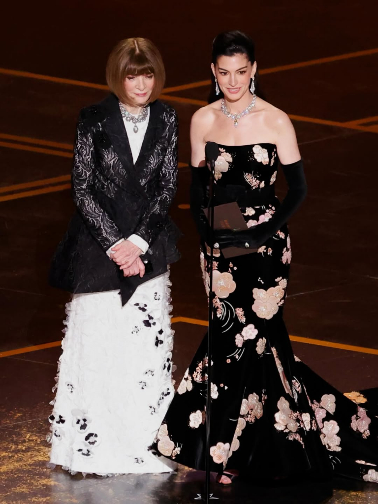 Surprise! #annawintour Et @annehathaway Réunies Sur La Scène Des #oscars Pour Remettre Le Prix D