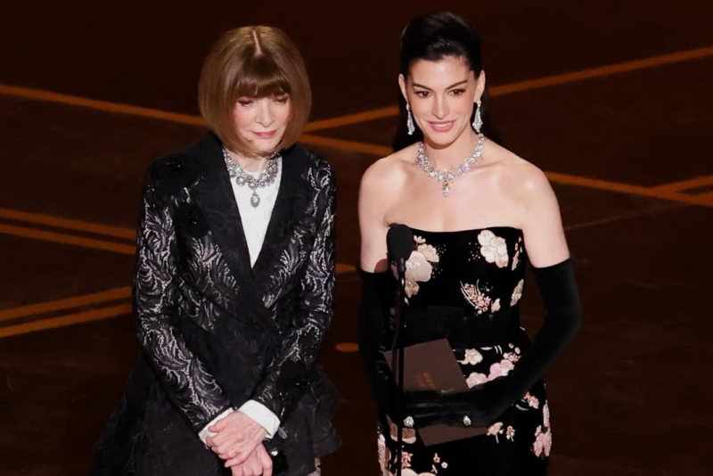 Surprise! #annawintour Et @annehathaway Réunies Sur La Scène Des #oscars Pour Remettre Le Prix Da
