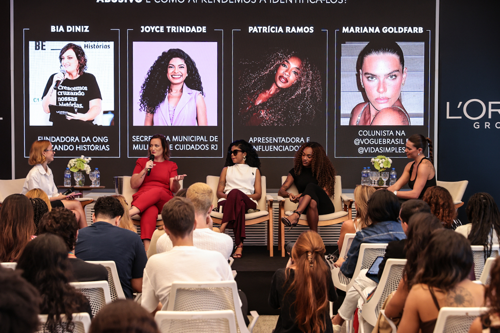 Participantes do encontro da YSL Beauty no Rio em roda de conversa sobre comportamento e escuta