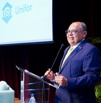 Ministro Teodoro Silva Santos inspira estudantes em Aula Magna na Unifor