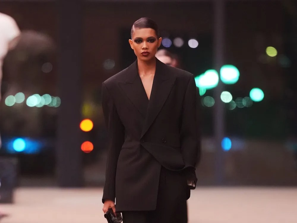Paris Fashion Week: brasileira Thalita Ferreira abre desfile da Saint Laurent