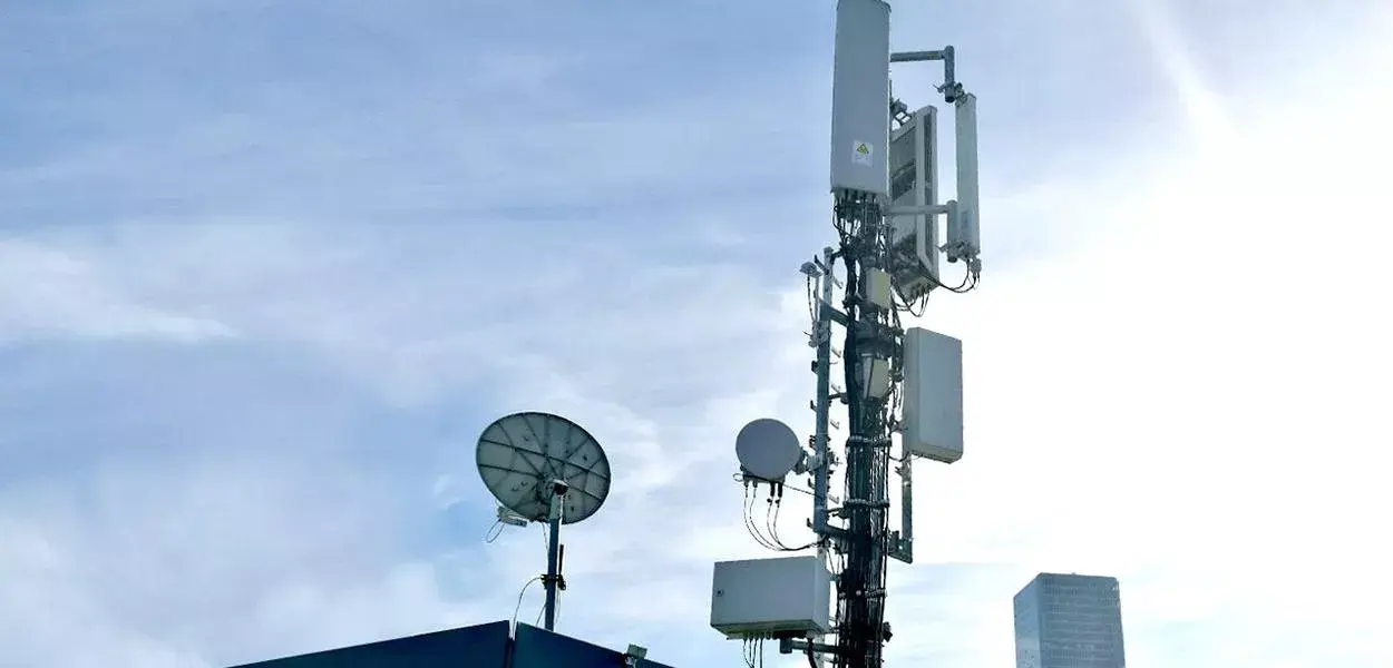 TIM e Huawei anunciam uso de antenas com IA para otimizar tráfego de dados