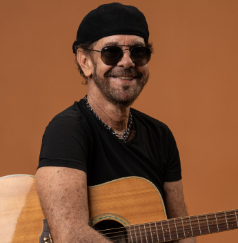 Nando Cordel estreia a turnê “De Volta pro Aconchego”, no Teatro RioMar Fortaleza