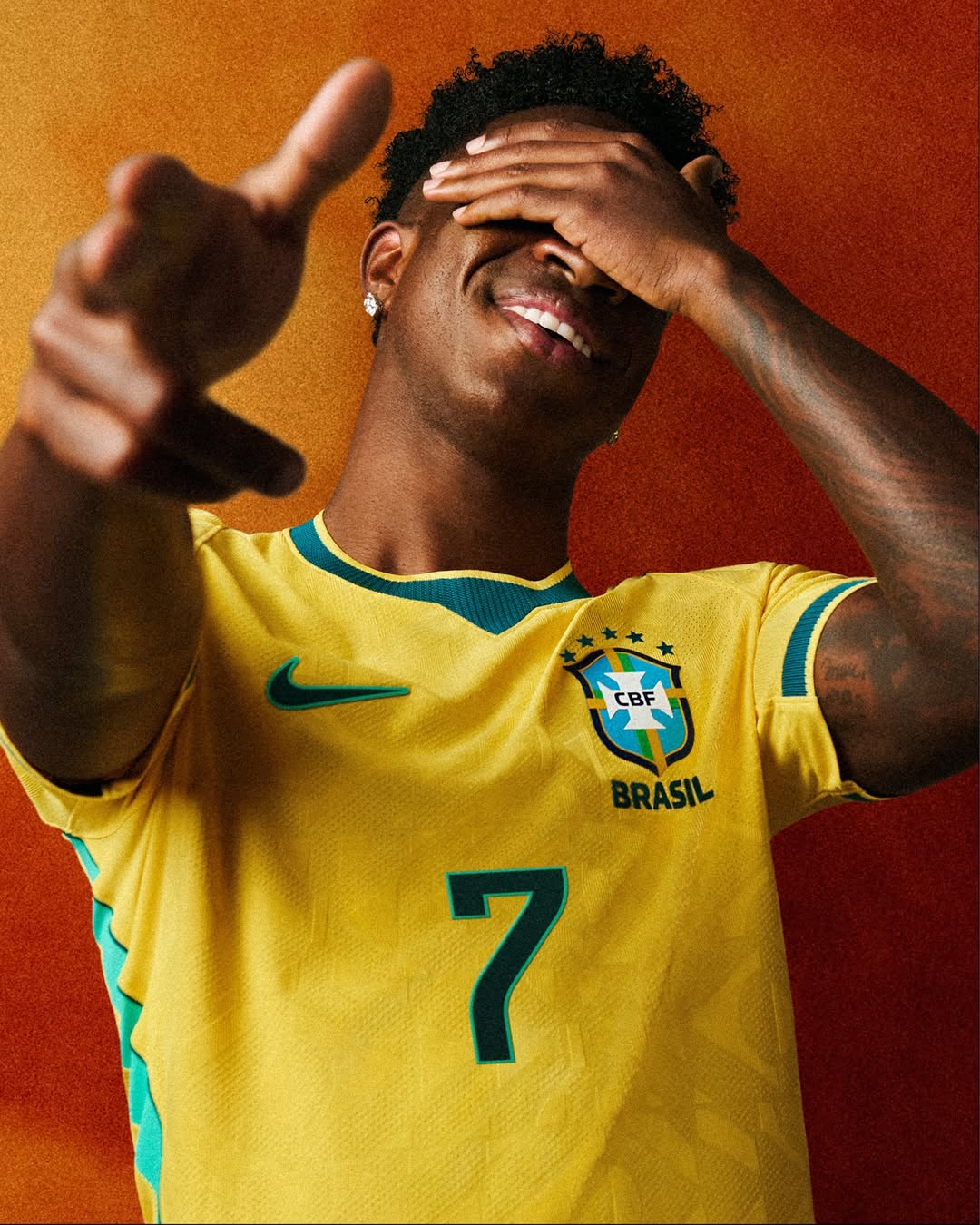 A clássica “canarinho” ganha releitura contemporânea para o Mundial de 2026. Fotos: Reprodução/Instagram