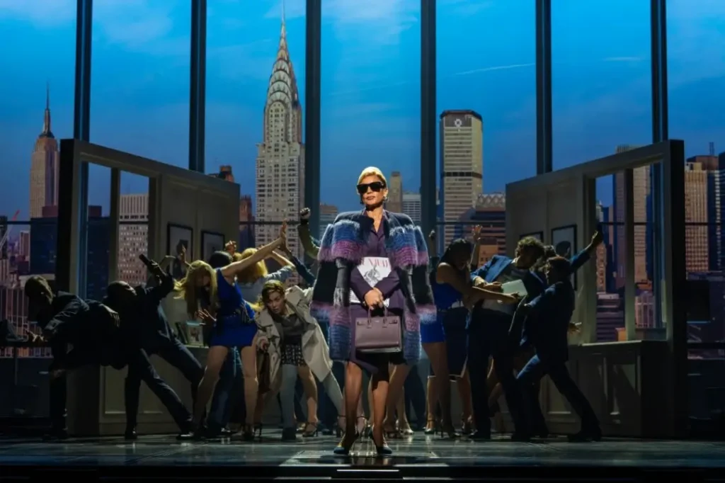 Vanessa Williams interpreta Miranda Priestly na montagem de ‘O Diabo Veste Prada’ no West End de Londres. Fotos: Matt Crockett/Divulgação