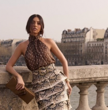 Na Paris Fashion Week, Victoria Hamuche transita entre o glamour de Elie Saab e o minimalismo da Lacoste