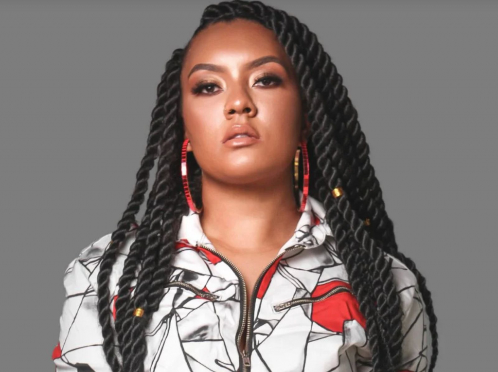 Carola, destaque da música eletrônica brasileira, integra o line-up da noite. Foto: Divulgação