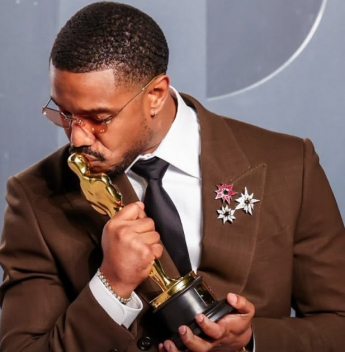 Broches roubam a cena no tapete vermelho e transformam lapelas em protagonistas de estilo