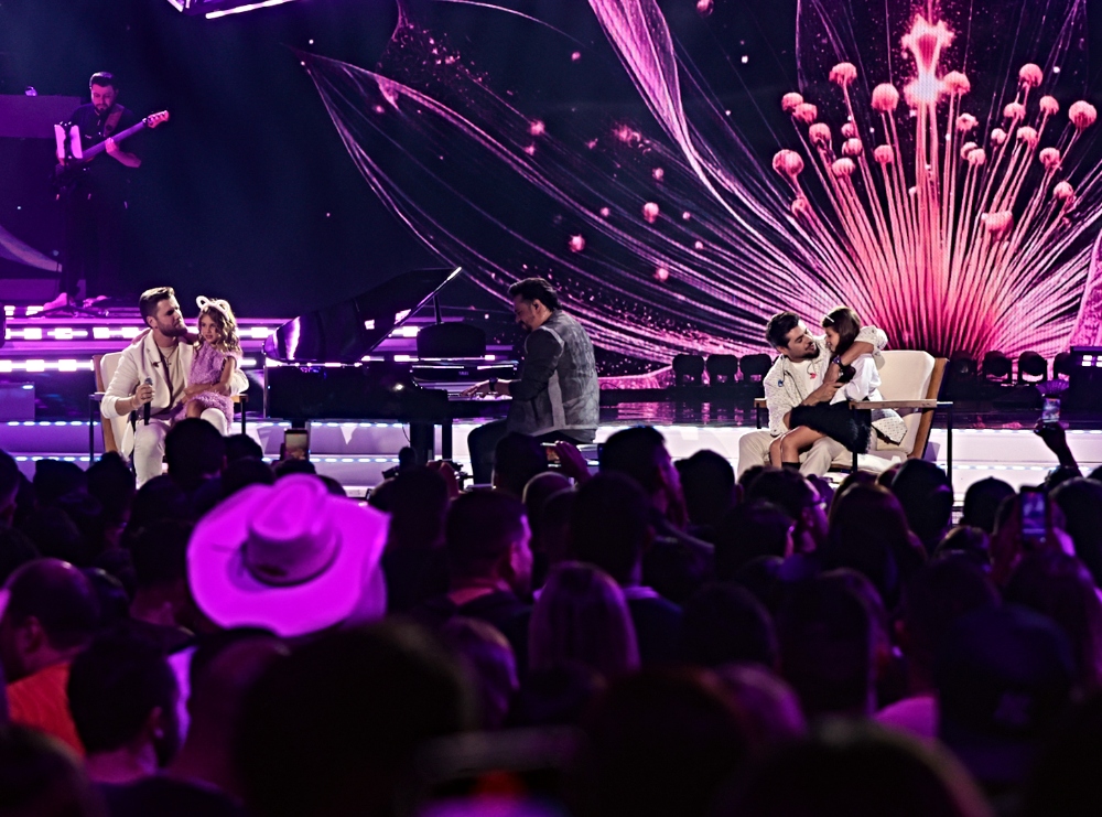 Filhas de Zé Neto & Cristiano sobem ao palco durante gravação de DVD no Rio