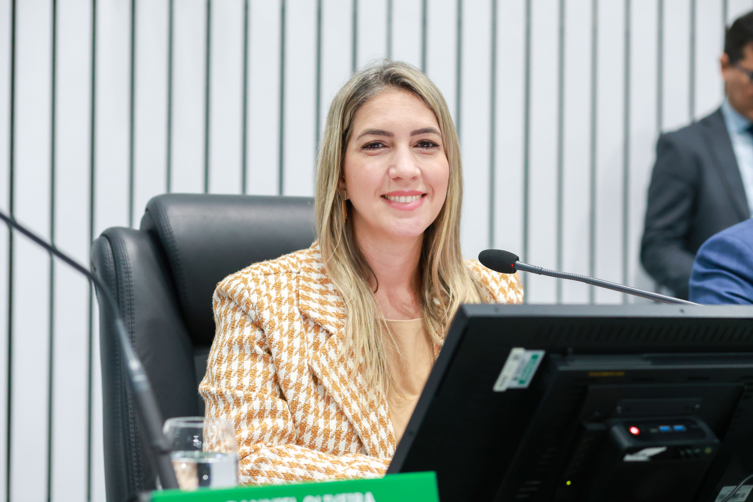 Alece nomeia Larissa Gaspar para a Procuradoria da Mulher