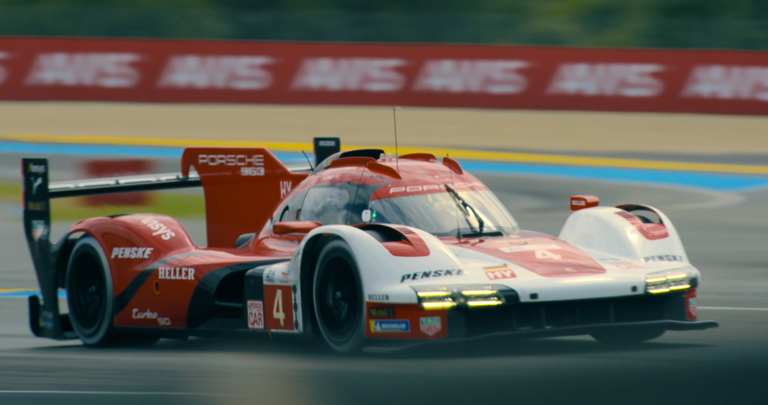 Porsche 963 cruza São Paulo em ação inédita para lançamento de filme sobre as 24h de Le Mans