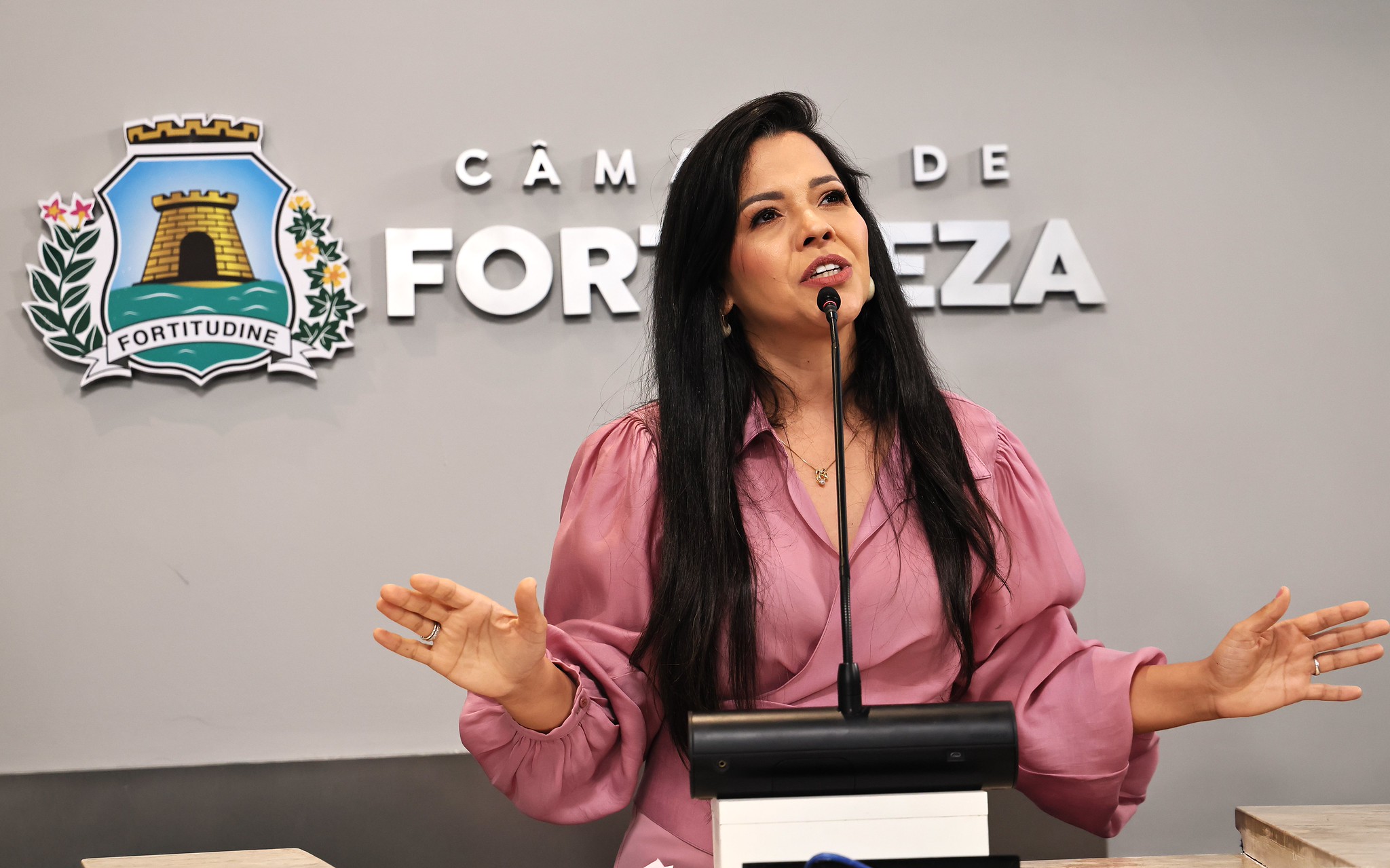 Flávio Bolsonaro amplia busca por vice mulher e Priscila Costa entra no radar