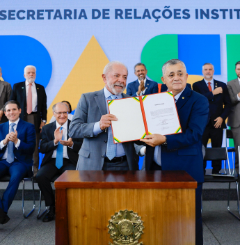 José Guimarães assume ministério com respaldo e abre mão de candidatura em 2026