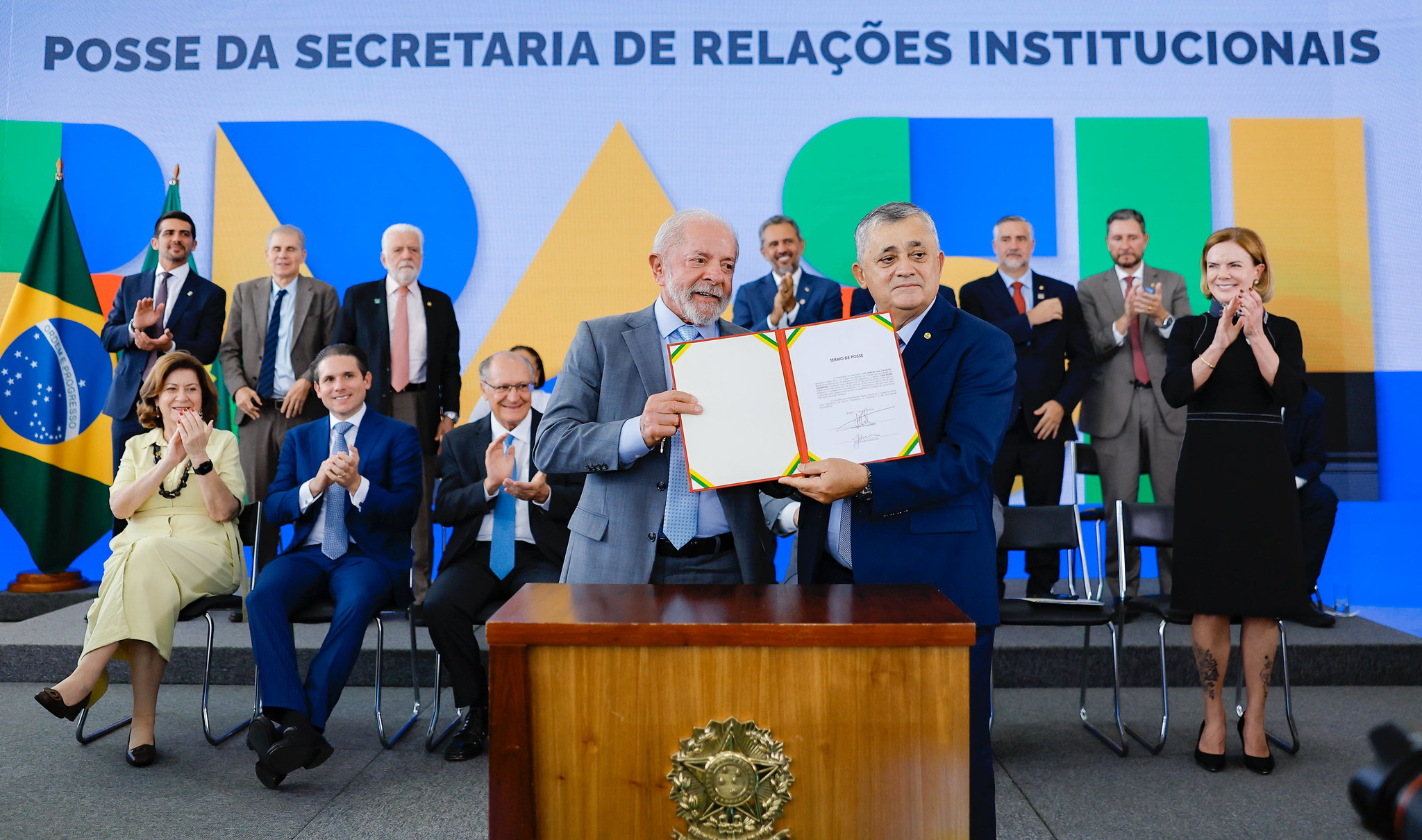 José Guimarães assume ministério com respaldo e abre mão de candidatura em 2026