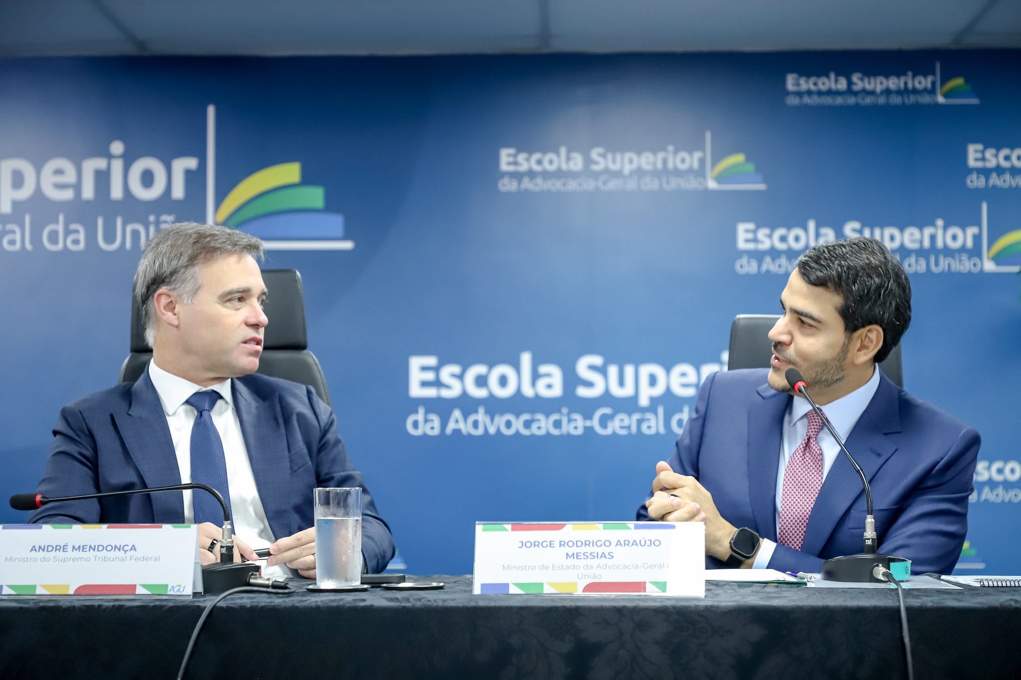 AGU aproxima Mendonça e Messias em meio à campanha por vaga no STF