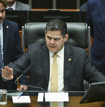 Manobra inédita de Alcolumbre viabiliza redução de penas para o 8 de Janeiro