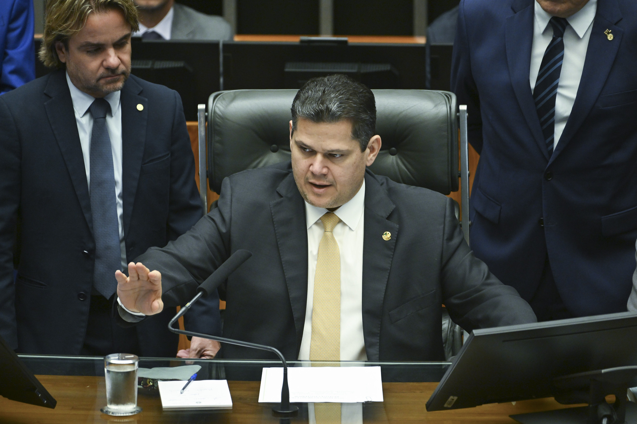 Manobra inédita de Alcolumbre viabiliza redução de penas para o 8 de Janeiro