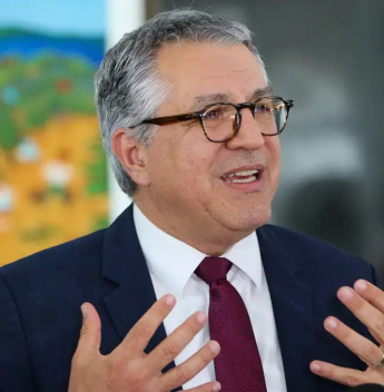 Ministro Alexandre Padilha desembarca no Ceará e certifica Hospital Haroldo Juaçaba como unidade de ensino