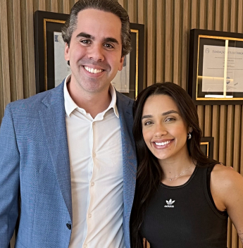 Eva Pacheco apostou em naturalidade e confiança na cirurgia com Dr. Alfredo Lima