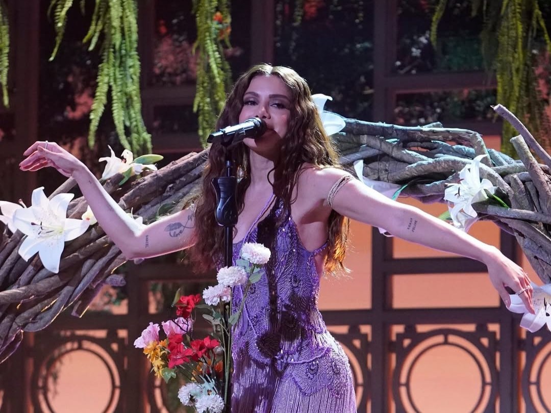 Anitta escolhe look PatBO em apresentação no Saturday Night Live