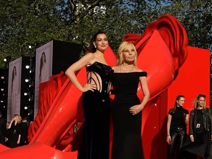 Anne Hathaway E Donatella Versace