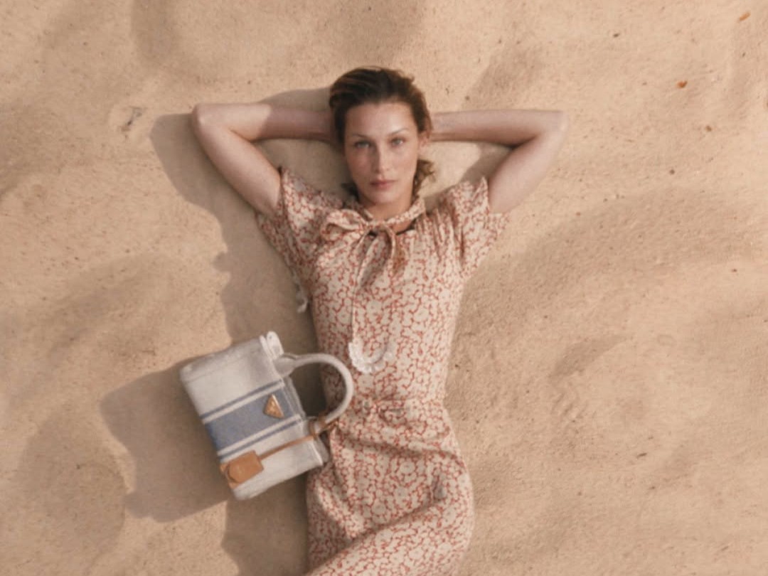 Prada apresenta “Days of Summer 2026” com Bella Hadid e redefine o verão na moda