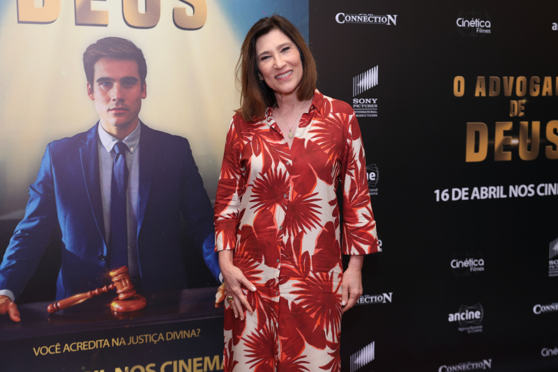 IN RIO - Nicolas Prattes leva a família à pré-estreia do filme “O Advogado de Deus”