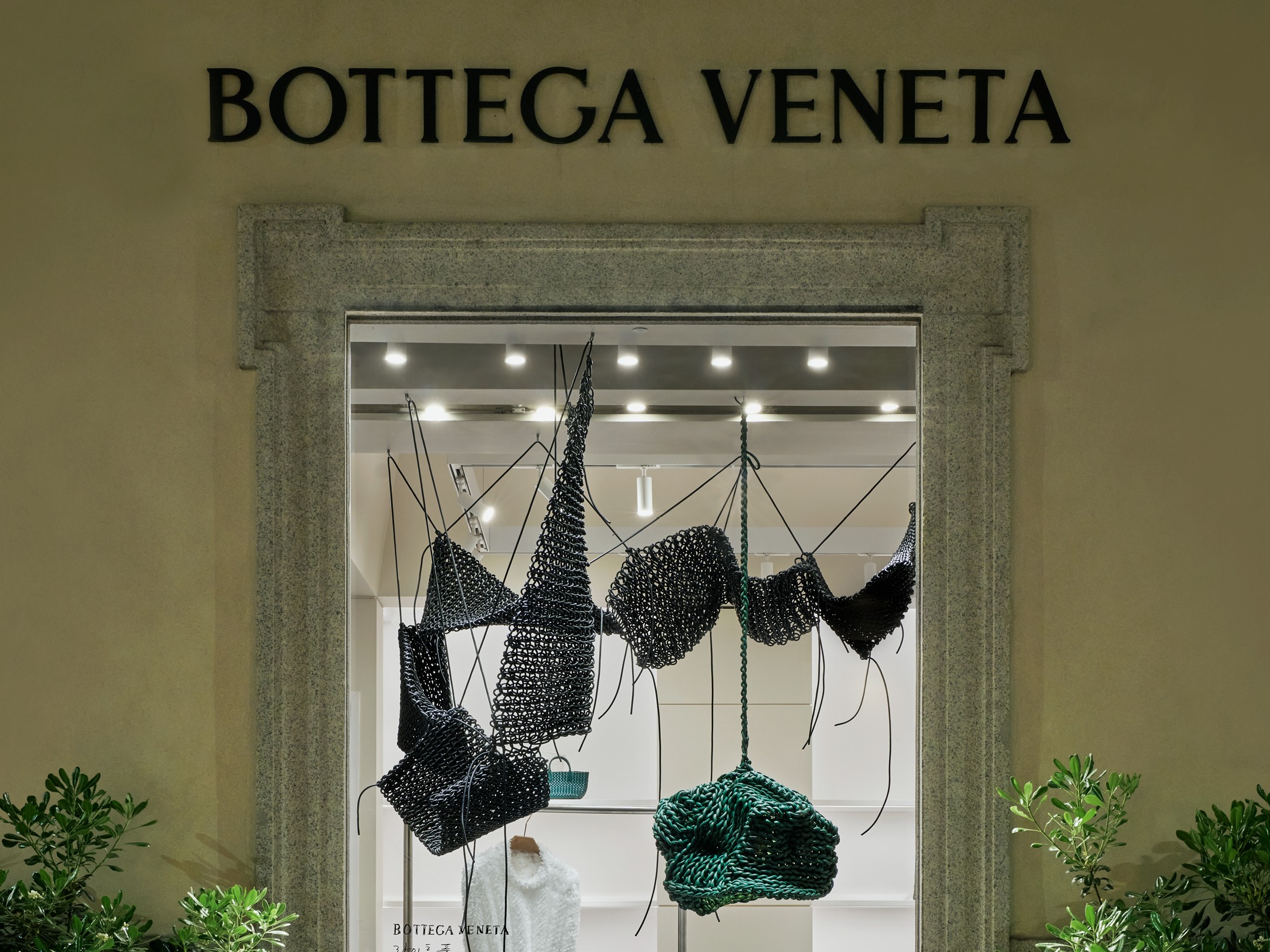 Bottega Veneta apresenta instalação Lightful de Kwangho Lee na Milan Design Week
