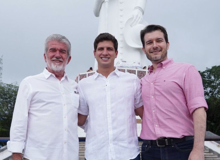 João Campos ativa alianças no Ceará em agenda que combina fé e política