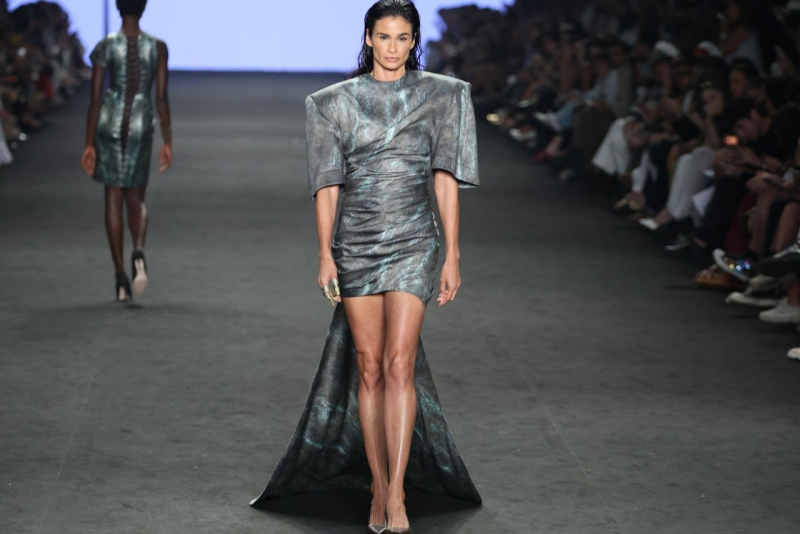 na passarela - Segundo dia da Rio Fashion Week conecta famosos, desfiles e mercado no Píer Mauá